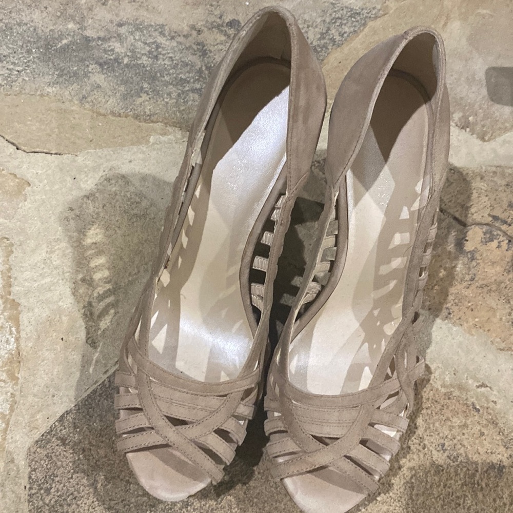 Nine West suede size 8 neutral color platform heels